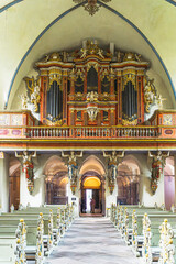 Eine sehr grosse Orgel in einer Abtei.