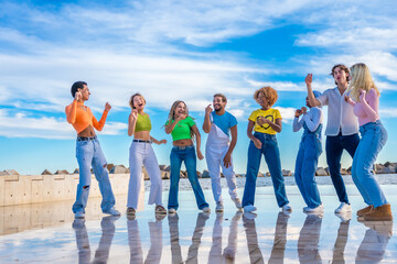 Obraz premium Multi-ethnic group of friends dancing in a urban space