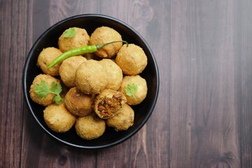 Dry Kachori is a deep fried crispy and crunchy balls of maida flour, stuffed with spicy mix of gram flour, sev, Lentils, Tamarind chutney and other Indian spices. A popular tea time snack. Copy Space