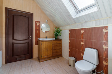 A spacious bathroom with heated floors, a separate bathroom, shower, double shell and windows