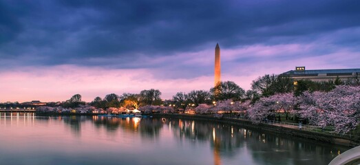 Obraz premium Stunning view of the Washington Monument illuminated by the setting sun