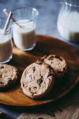 Biscuits cookies aux pépites de chocolat fait maison avec un verre de lait