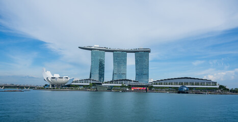 Obraz premium Landscape of the Singapore, Marina Bay Sands with blue sky in a bright sunny day