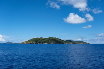 海上を進む船から見える前島
