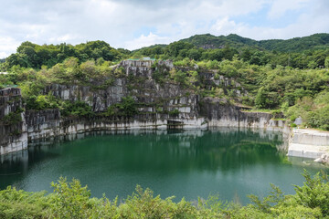 Fototapeta na wymiar 花崗岩の採掘跡に水が溜まりできた湖