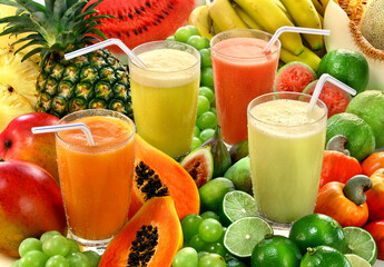 copos de sucos variados acompanhado de frutas frescas - taças de suco sobre mesa com mamão, melancia, abacaxi, limão, figo, banana, uva, limão, manga, melão, goiaba e caju © Pic_It
