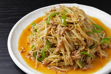 もやしと挽肉の炒め物