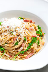 spaghetti with spinach, bacon and kernels