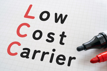 Low Cost Carrierと書かれたノートとマーカー