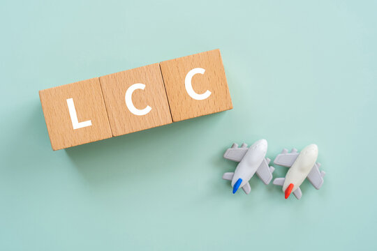 LCCと書かれたブロックと飛行機
