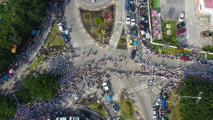 A bird's-eye view of people marching The tradition of eating precepts and eating vegetables in...
