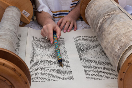 Reading the Torah scroll