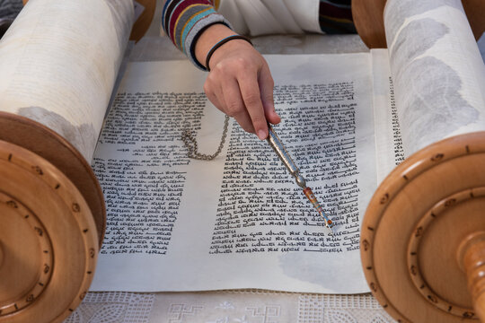 Reading the Torah scroll