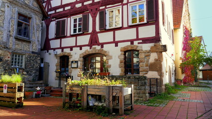 Fototapeta na wymiar idyllischer Altstadtplatz in Rottenburg mit schönem Fachwerkhaus und Sitzplätzen 