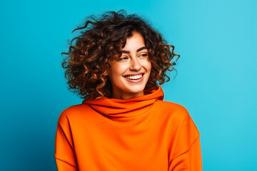 Fototapeta premium Jeune femme souriante avec des cheveux bouclés