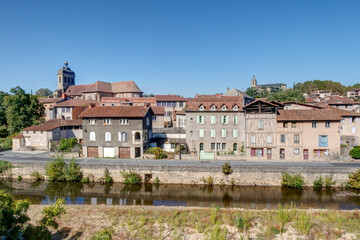 Vue sur la rivière Célé et les 2 églises de Figeac dans le département du Lot en région Occitanie - France