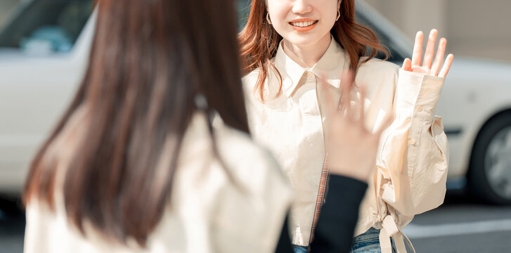 待ち合わせをする友達同士の若い日本人女性