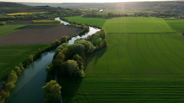 Paysage a&eacute;rien de la Marne et la Montagne de Reims en Champagne