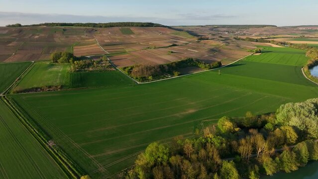 Paysage a&eacute;rien de la Marne et la Montagne de Reims en Champagne