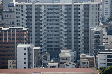 日本の住宅地の高層マンションの風景