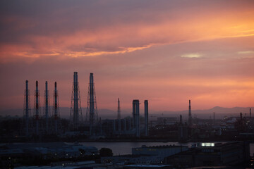 綺麗な夕焼けと大阪府堺市の港の海岸の工場の風景