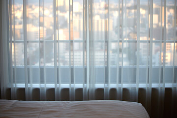 ホテルの客室の窓とカーテンの風景