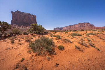 hiking the wildcat trail in monument valley, arizona, usa