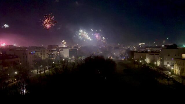 Silvesterfeuerwerk &uuml;ber einer Stadt