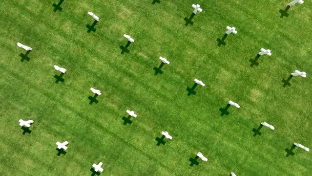 Cimeti&egrave;re militaire de la Premi&egrave;re Gu&egrave;re Mondiale; vue a&eacute;rienne par drone.