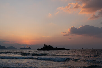 糸島半島から眺めた海に沈む夕日