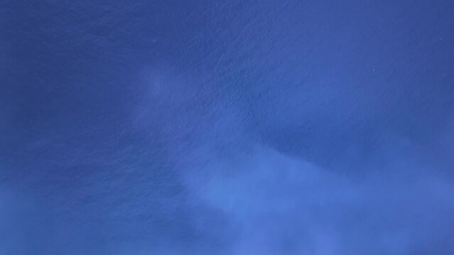 oceano dall'alto con nuvole in dissolvenza con il drone in 4k