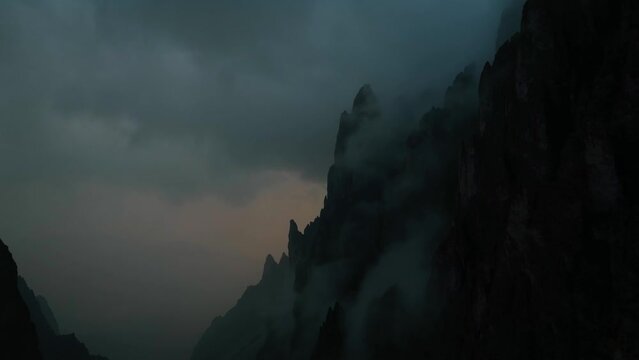sorvolo serale delle vette delle montagne durante la tempesta