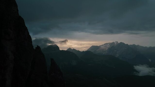 tramonto suggestivo spettrale ad alta quota con temporale sulle montagne
