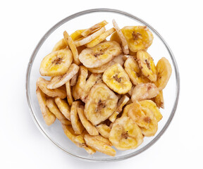 Bananenchips in einer Glasschale