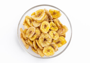 Bananenchips in einer Glasschale