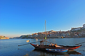 Barcos no Rio Douro na cidade do Porto. Portugal.