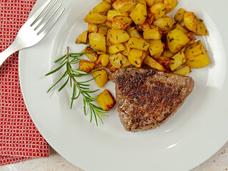 morceaux de boeuf et pommes de terre cuisinés en gros plan