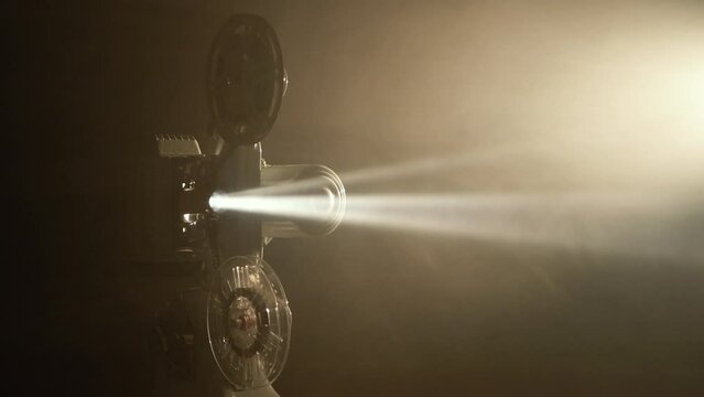 proiettore cinematografico vintage in pellicola super 8mm in funzione, visione frontale