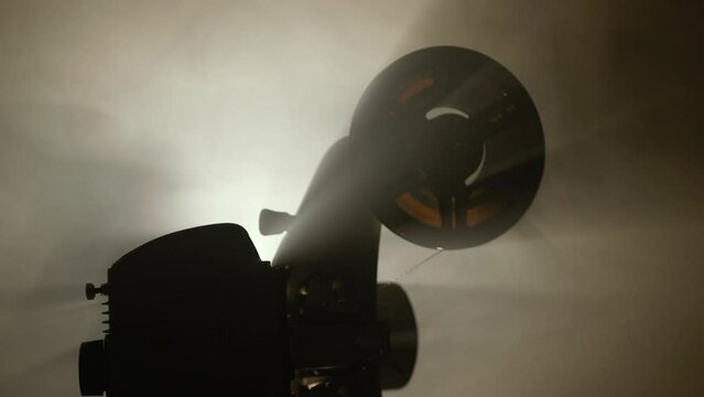 accensione e dettaglio di proiettore vintage in pellicola super 8mm