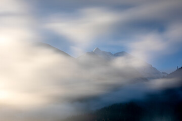 Gipfel des Gamskrägen bei Niedernsill, Österreich, im Morgennebel