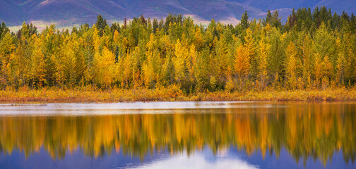 Fototapeta na wymiar Autumn lake