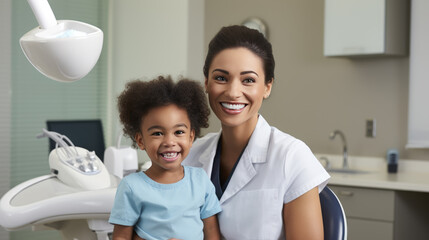 Smiling dentist and a small child at a dental clinic appointment - obrazy, fototapety, plakaty