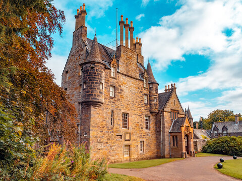 Castillo en escocia en un día soleado con arboles y jardines