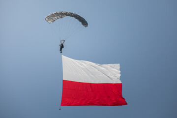 parachute with flag - obrazy, fototapety, plakaty