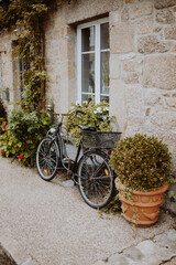 Fototapeta na wymiar Momentaufnahme aus dem Dörfchen Barfleur der Normandie in Frankreich mit Fahrrad an Wand angelehnt