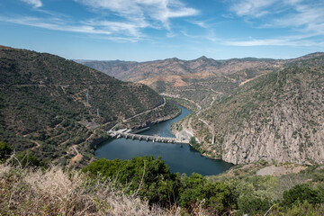 Entre montes e montanhas a barragem hidroelétrica da Valeira sobre o rio Douro em Portugal - obrazy, fototapety, plakaty