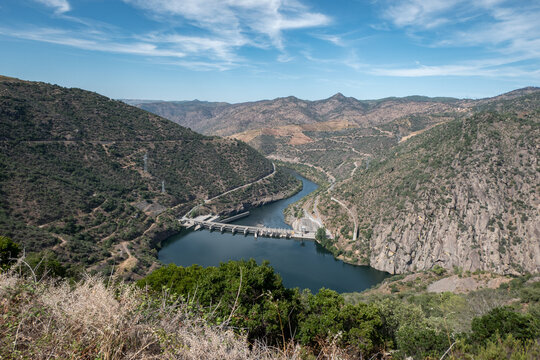 Entre montes e montanhas a barragem hidroel&eacute;trica da Valeira sobre o rio Douro em Portugal
