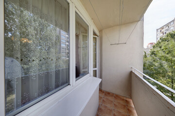 Balkon  w mieszkaiu z pięknym widokiem - obrazy, fototapety, plakaty