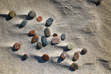 Kolorowe kamienie na plaży nad morzem.
