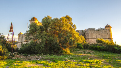 Le fort du Mont Alban sur les hauteurs de Nice dans les lueurs du soleil levant